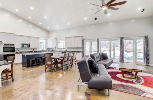 Lakeside Cottage | Pinetop-lakeside Home w/Private Hot Tub & Bar