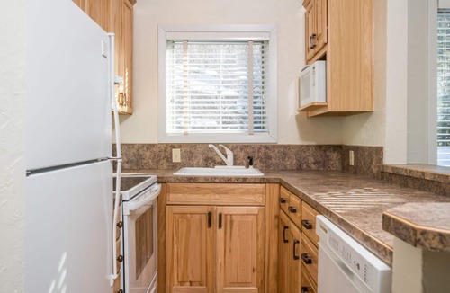 Warm Springs Condo | Pleasant Condo with Hot Tub Access and Beautiful Views