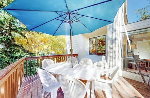 Elkhorn Village Condo | Pleasant condo with private washer/dryer