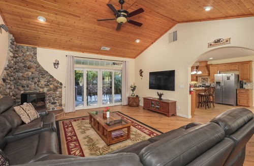 Oakhurst House | Pleasant Pines Retreat. Close to Yosemite, Bass Lake. Hot tub EV Charger