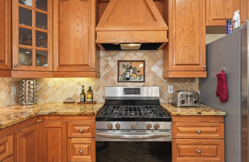 Oakhurst House | Pleasant Pines Retreat. Close to Yosemite, Bass Lake. Hot tub EV Charger
