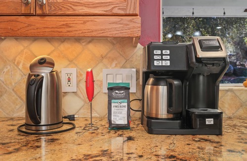 Oakhurst House | Pleasant Pines Retreat. Close to Yosemite, Bass Lake. Hot tub EV Charger
