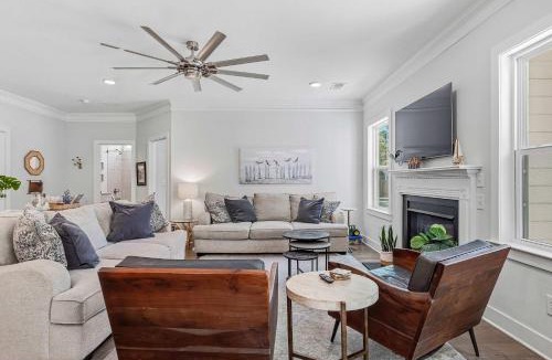 Scanlonville House | Pleasant Place Villa -Newly Built with Pool Close to downtown&beach