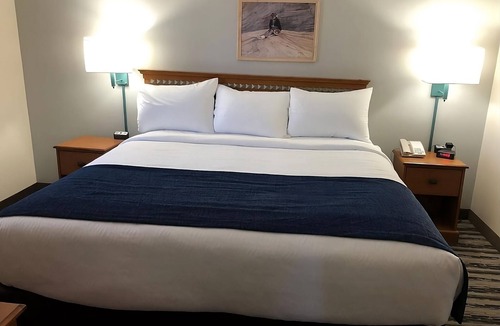 Window Rock Hotel | Pleasant Stay! Free Breakfast, Parking, Pets Allowed, Near Cultural Center!