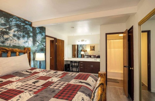 The Village Hotel | Polar Bear, Perfect Location, hot tub