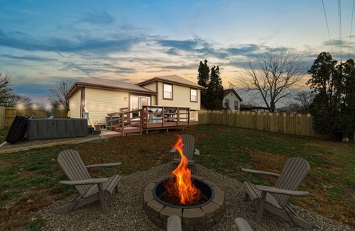 Hilliard House | Pondside Retreat 4BR w/Hot Tub & Pool Table & BBQ