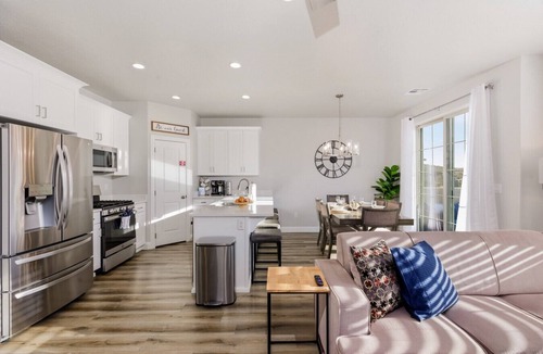 Washington Villa | Pool, lazy river, pickle ball, sleeps 14, fire pit