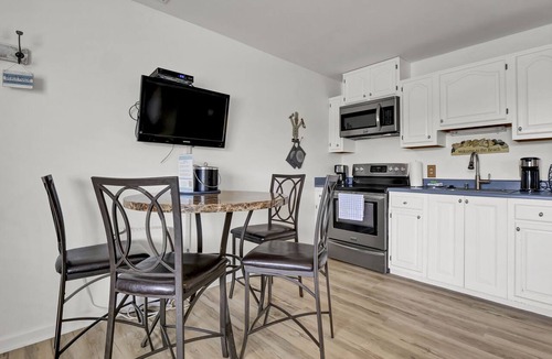 Airlie Condo | Pool, Marinas & Waterfront Dining Nearby @ The Waterway 232