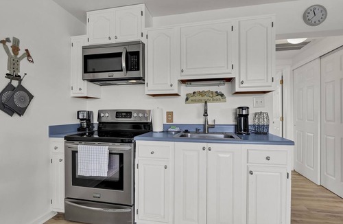 Airlie Condo | Pool, Marinas & Waterfront Dining Nearby @ The Waterway 232