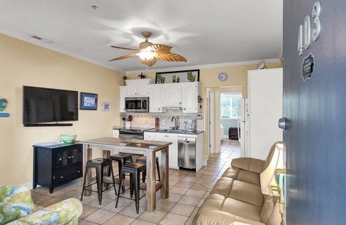 Airlie Condo | Pool, Marinas & Waterfront Dining Nearby @ The Waterway 403