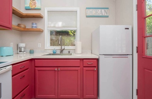 Middletown House | Pop, Bubble, and sun-drenched Cutie Cottage!