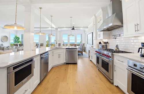 Isle of Palms House | Port of Call on Isle of Palms OCEAN FRONT, Pool, boardwalk, putting green