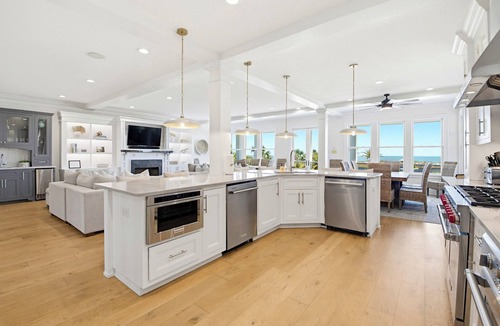 Isle of Palms House | Port of Call on Isle of Palms OCEAN FRONT, Pool, boardwalk, putting green