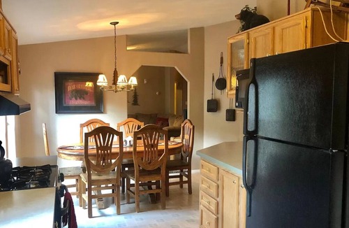Mountain Pine Estates Cabin | Porter Mountain Cabin w/horse corral near biking hiking horseback riding trails