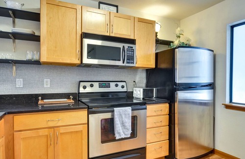 Old Town Chinatown Condo | Portland Condo w/Hot Tub Access, Near Downtown!