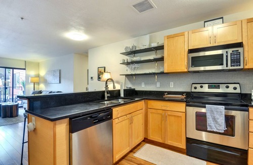 Old Town Chinatown Condo | Portland Condo w/Hot Tub Access, Near Downtown!