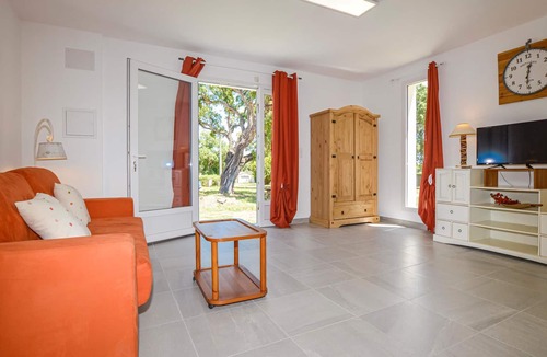 San-Giuliano House | Practical cottage on wide, green property.