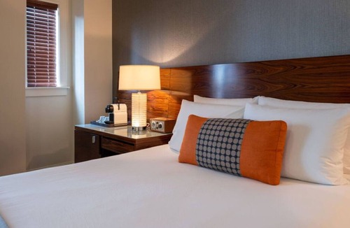 Old Town Chinatown Hotel | Premium King | Rose City Hub + Pulitzer Tribute