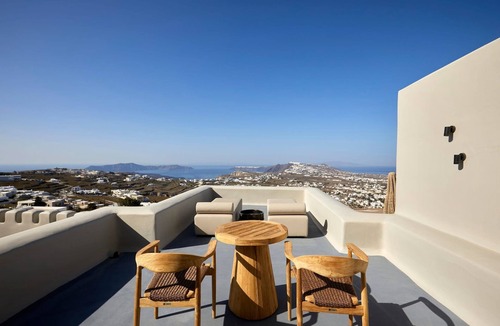 Santorini Villa | Premium Santorini Apartment | 1 Bedroom Suite | Apartment Grim
