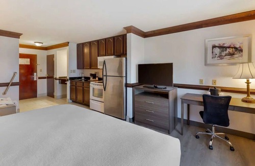 South Hill Hotel | Premium Whirlpool King Suite | Full Kitchen | Daily Hot Breakfast & Parking