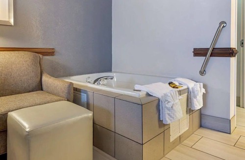 South Hill Hotel | Premium Whirlpool King Suite | Full Kitchen | Daily Hot Breakfast & Parking
