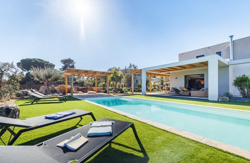 Cirendinu Villa | Pretty villa with heated swimming pool, near beach!