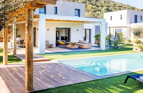 Cirendinu Villa | Pretty villa with heated swimming pool, near beach!