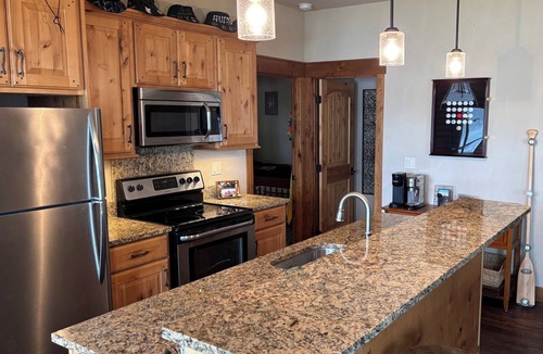 Coolin House | Priest Lake 150’ Waterfront Cabin! Sleeps 13