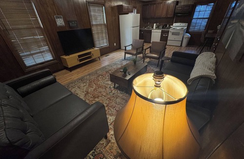 Bedford Apartment | Prime 1BR: Minutes to Toledo, Sylvania & MI