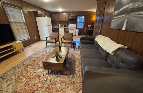 Bedford Apartment | Prime 1BR: Minutes to Toledo, Sylvania & MI