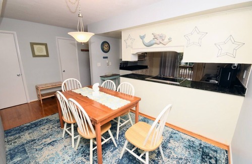 Northeast Virginia Beach Condo | Prime Location 1-1/2 Blks from Beach/Luxury Condo/Private Garage NEPTUNE'S NOOK