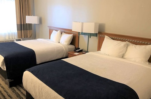 Window Rock Hotel | Prime Location! 2 Comfortable Units w/FREE Breakfast & Parking! Pool & Hot Tub!