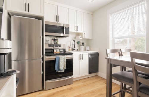 Hough House | Prime Vancouver Gem Modern 2- bedroom Retreat