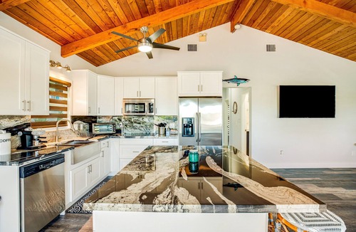 Port Pine Heights House | Pristine Waterfront Charmer - Outdoor Living & Dining, Dock, AC - Snowbirds OK