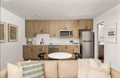 Richmond House | Private 1-bedroom Retreat in South East Portland with WiFi. Animal friendly.