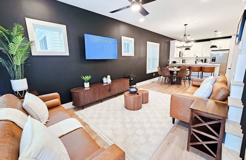 Hayes House | Private Balcony | 9 Min to Duke | 8 to Downtown