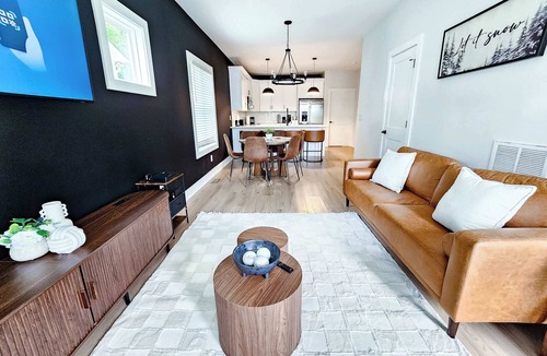 Hayes House | Private Balcony | 9 Min to Duke | 8 to Downtown