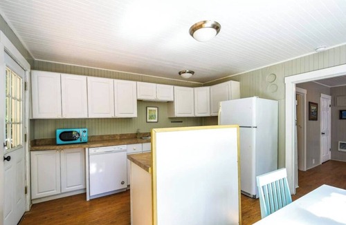 Old Evergreen Highway Cottage | Private cottage among trees - close to everything