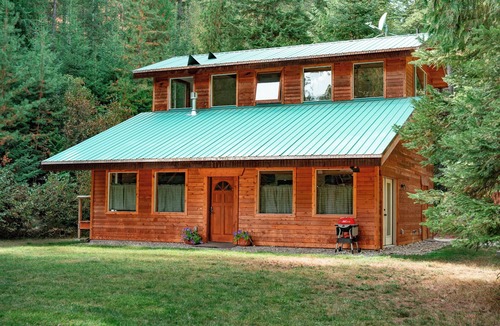 Blanchard Cabin | Private Forest Cabin Near Silverwood Theme Park - Sleeps 5