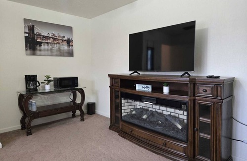 Hanford Apartment | Private Guest Unit with Exclusive Yard, Fire Pit, Pool & Grill – North Hanford
