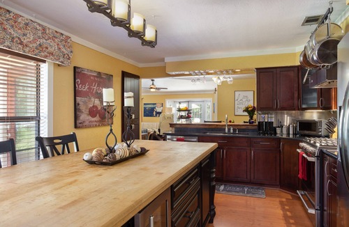 June Park House | Private Hideaway, Pool, Epic Tiki Bar and close to USSSA!