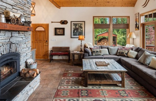 Sagle House | Private Home on 20 acres | Lake Views | 5 mins to Garfield Bay
