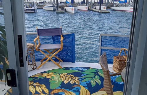 Fifth Ward Boat Rental | Private Houseboat In Beautiful Newport Harbor