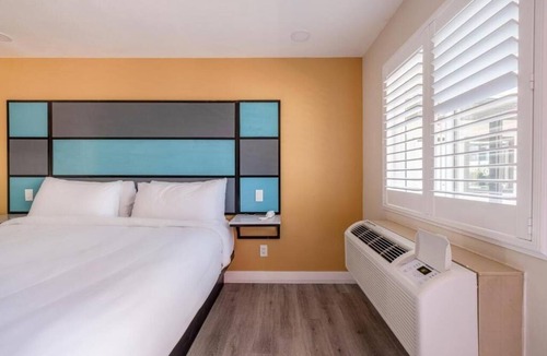 Victorville Hotel | Private King Room with Flat-Screen TV & Modern Amenities for Road Travelers