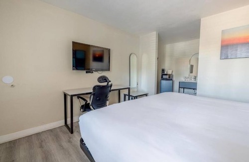 Victorville Hotel | Private King Room with Flat-Screen TV & Modern Amenities for Road Travelers