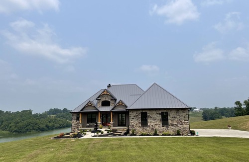 Dry Ridge House | Private Lake Front Getaway with Amazing views mins from ARK