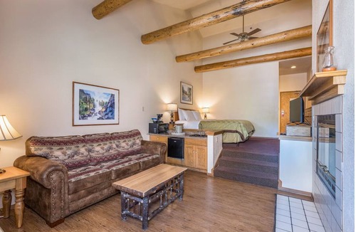 Bass Lake Hotel | Private Lakeside Haven near Yosemite National Park & Bass Lake
