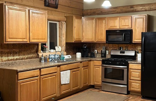 Daniel Cabin | Private mountain paradise! sleeps 8! snowmobiling, skiing, fireplace, hot tub!