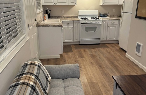Salinas Apartment | Private Salinas Casita Queen Bed, Walk to Downtown Salinas & 15 Mins to Monterey