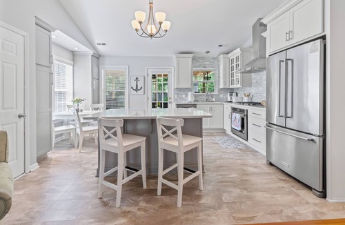 Silver Lake House | Private Saltwater Pool, No Stairs, Sleeps 8, Bunk Bed, Games, Gym, Near Beaches!